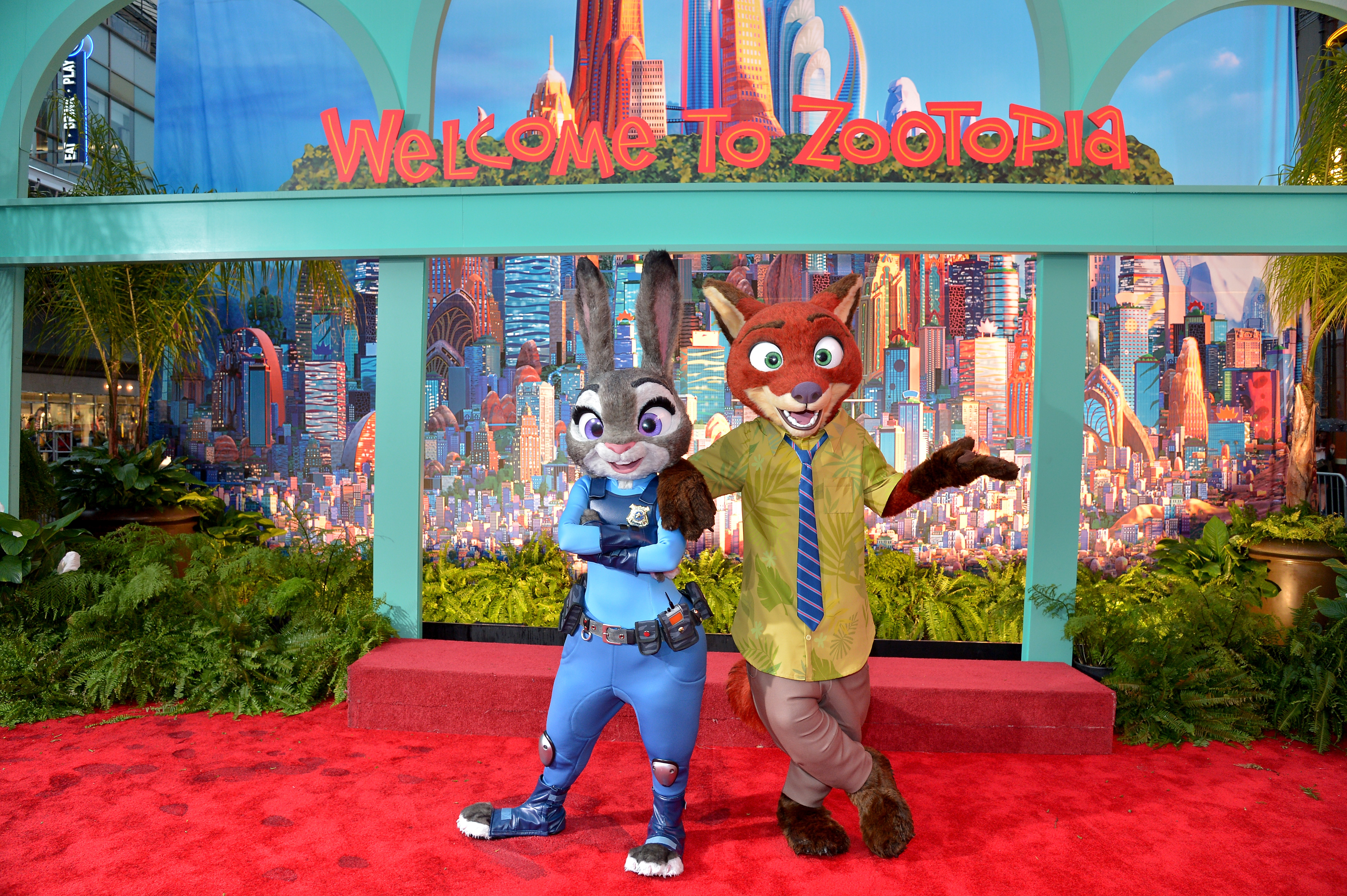 Zootopia at Hollywood's El Capitan Theatre! - ALONG COMES MARY